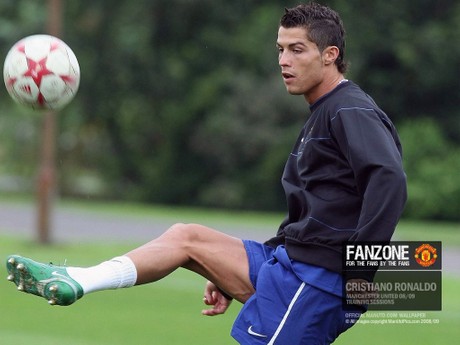 Papel De Parede Cristiano Ronaldo With The Ball Gatos