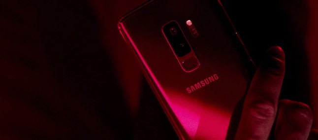 Samsung Galaxy S10 Cor Vermelha Vaza Indicando Exclusividade Para