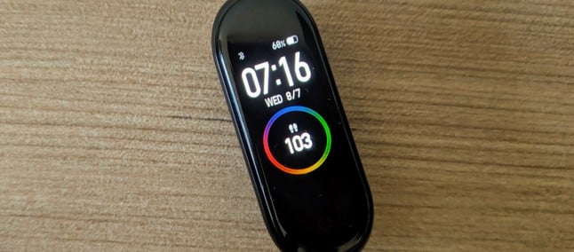 Mi Band 4: обновление Mi Fit позволяет настроить фон браслета